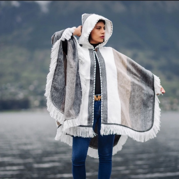 Alpamowi Butter Alpaca Poncho with Hood - Picture 3 of 8